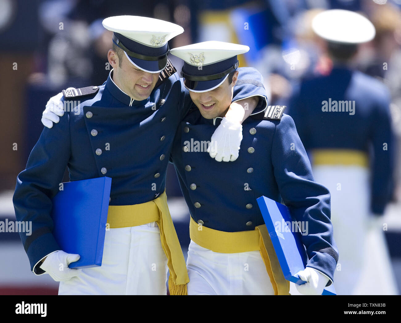 Kadetten Hug nach ihre Diplome erhalten während der 2009 United States Air Force Academy Abschlussfeier in Colorado Springs, Colorado am 27. Mai 2009. (UPI Foto/Gary C. Caskey) Stockfoto