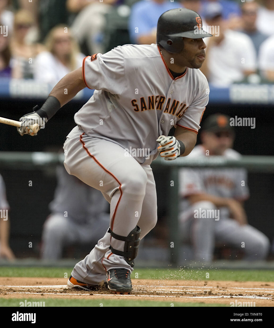 San Francisco Giants dritter Basisspieler Pablo Sandoval Hits in die Wahl einer Feldspieler gegen die Colorado Rockies im ersten Inning in Coors Field in Denver am 23. August 2009. Colorado beat San Francisco 4-2. UPI/Gary C. Caskey... Stockfoto