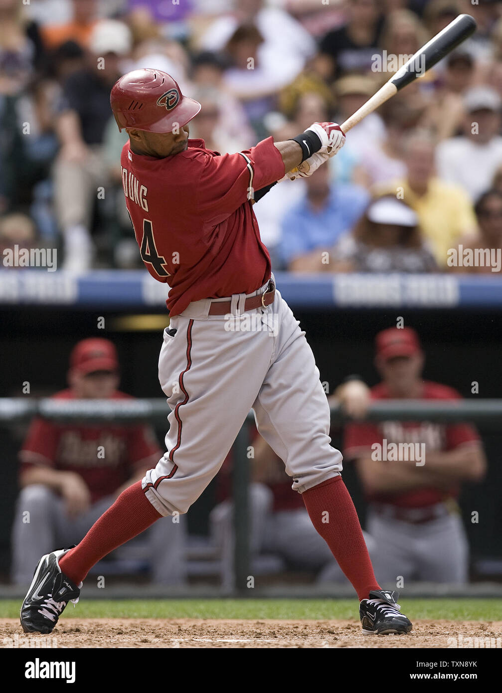 Arizona Diamondbacks Zentrum Feldspieler Chris Young hits einen home run gegen die Colorado Rockies at Coors Field in Denver am 6. September 2009. Young schlug drei Home Runs gegen die Rockies während des Spiels. Colorado hält zwei Spielleitung über Abteilung Rivalen San Francisco in der Nationalen Liga wilde Karte Rennen. UPI/Gary C. Caskey... Stockfoto