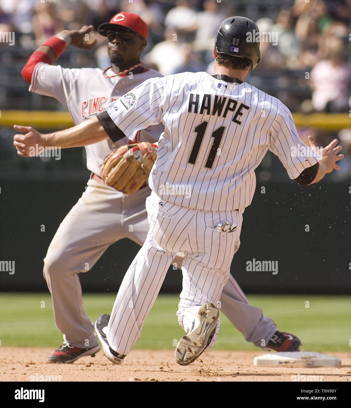 Cincinnati Reds zweiter Basisspieler Brandon Phillips (L) schließt ein doppeltes Spiel pass Colorado Rockies rechter Feldspieler Brad Hawpe während der at Coors Field in Denver am 10. September 2009. Colorado fegte Cincinnati 5-1 im Finale der Serie. UPI/Gary C. Caskey... Stockfoto