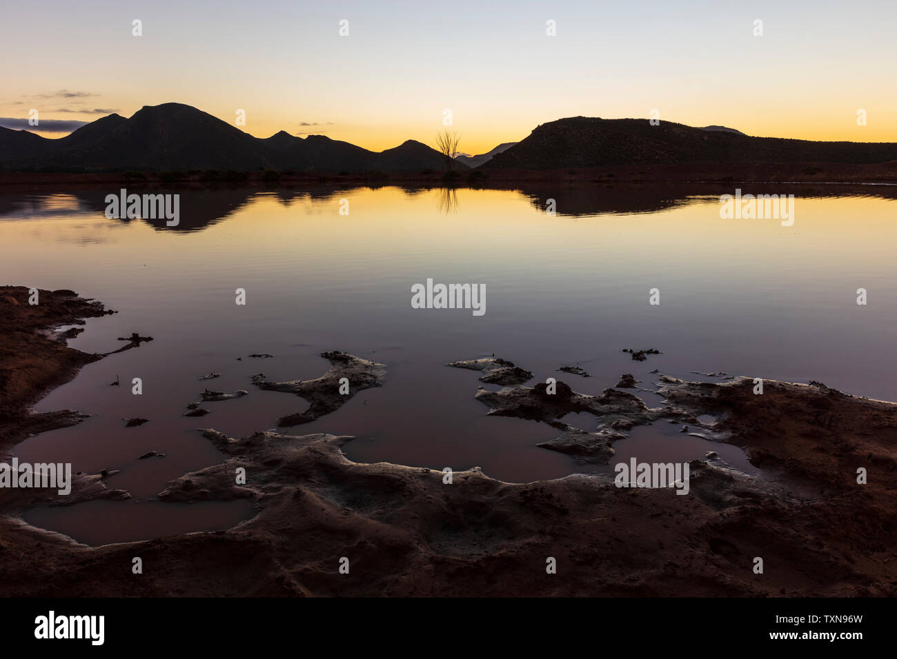 Silhouetted Bergketten am Horizont über Wasser, Cape Town, Western Cape, Südafrika Stockfoto