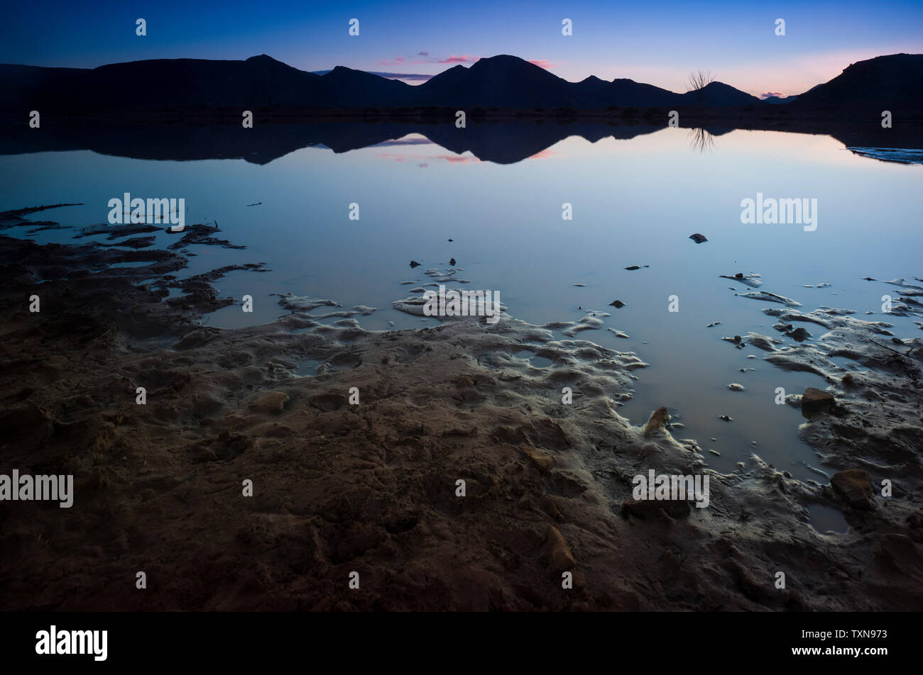 Silhouetted Bergketten am Horizont über Wasser, Cape Town, Western Cape, Südafrika Stockfoto