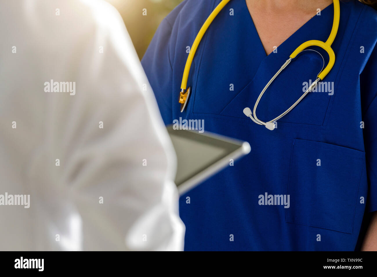 Zwei weibliche Ärzte mit digitalen Tablet im Krankenhaus, über die Schulter, Nahaufnahme Stockfoto