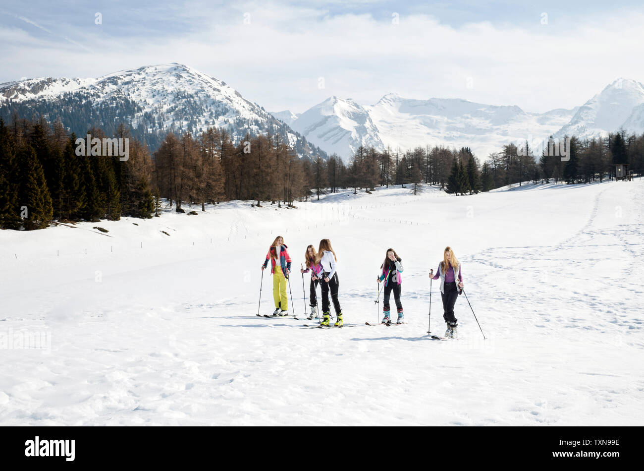 5 Jugendmädchen Skifahrer Skifahren auf Schnee Landschaft, Tirol, Steiermark, Österreich Stockfoto