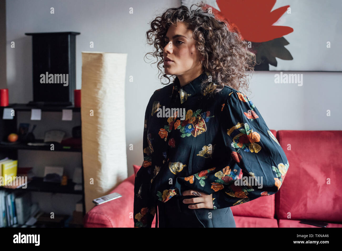 Junge Frau mit der Hand an der Hüfte Stockfoto