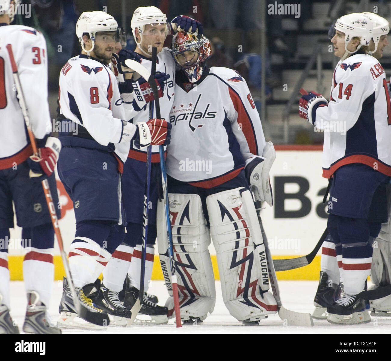 Washington Capitals goalie Jose Theodore (C) erhält Hug von teamkollege Karl Alzner mit Alex Ovechkin (8) stehend in der Nähe bei der Pepsi Center in einem Match-up der Abteilung Führer in Denver am 15. Dezember 2009. Washington überwältigt Colorado 6-1. UPI/Gary C. Caskey... Stockfoto
