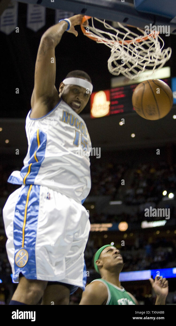Denver Nuggets Carmelo Anthony nach vorn (L) dunks über Boston Celtics, Paul Pierce im ersten Quartal bei der Pepsi Center am 21. Februar 2010 in Denver. UPI/Gary C. Caskey Stockfoto