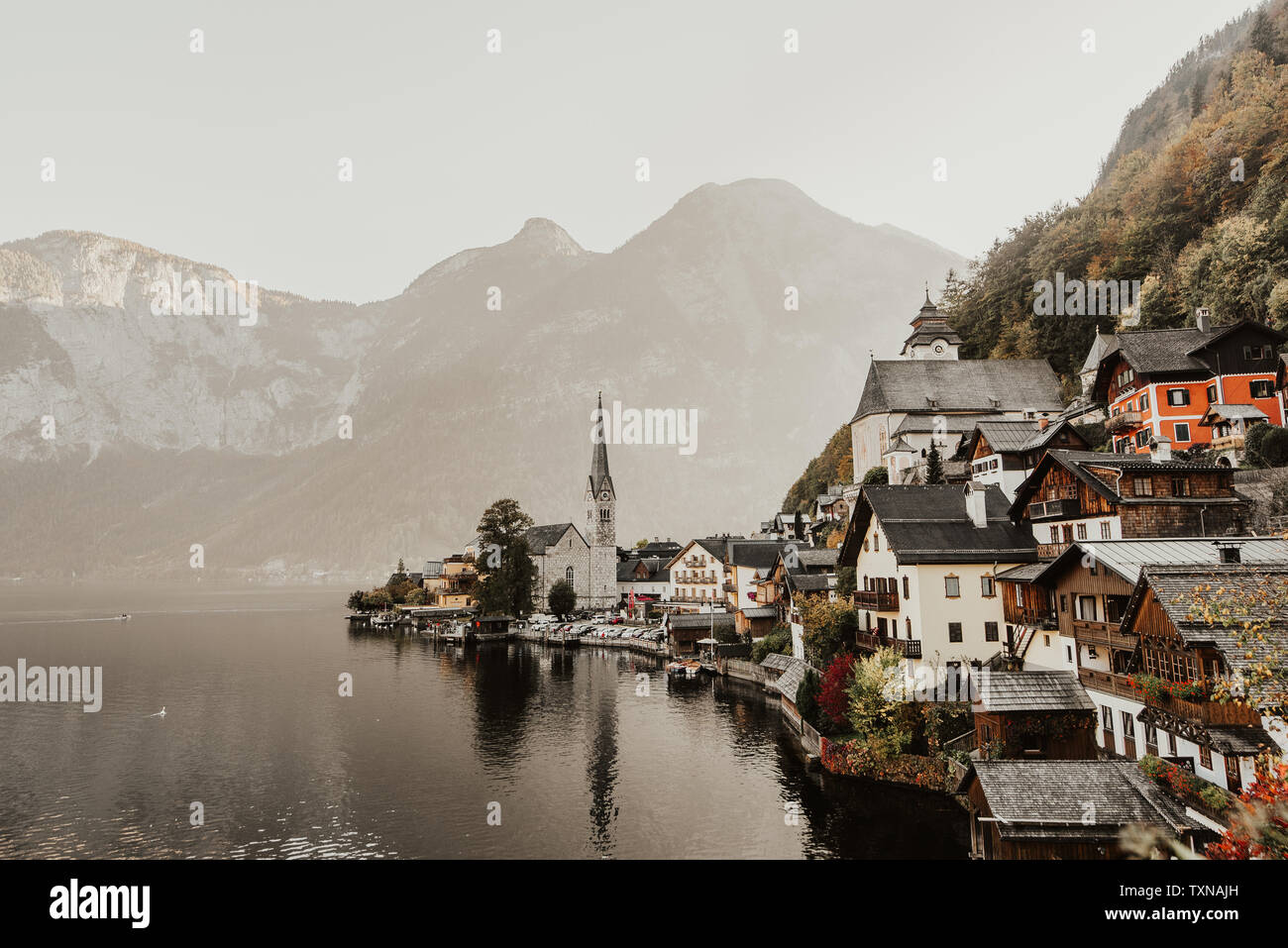 Lakeside Village und nebligen Berge, Erhöhte Ansicht, Hallstatt, Oberösterreich Stockfoto