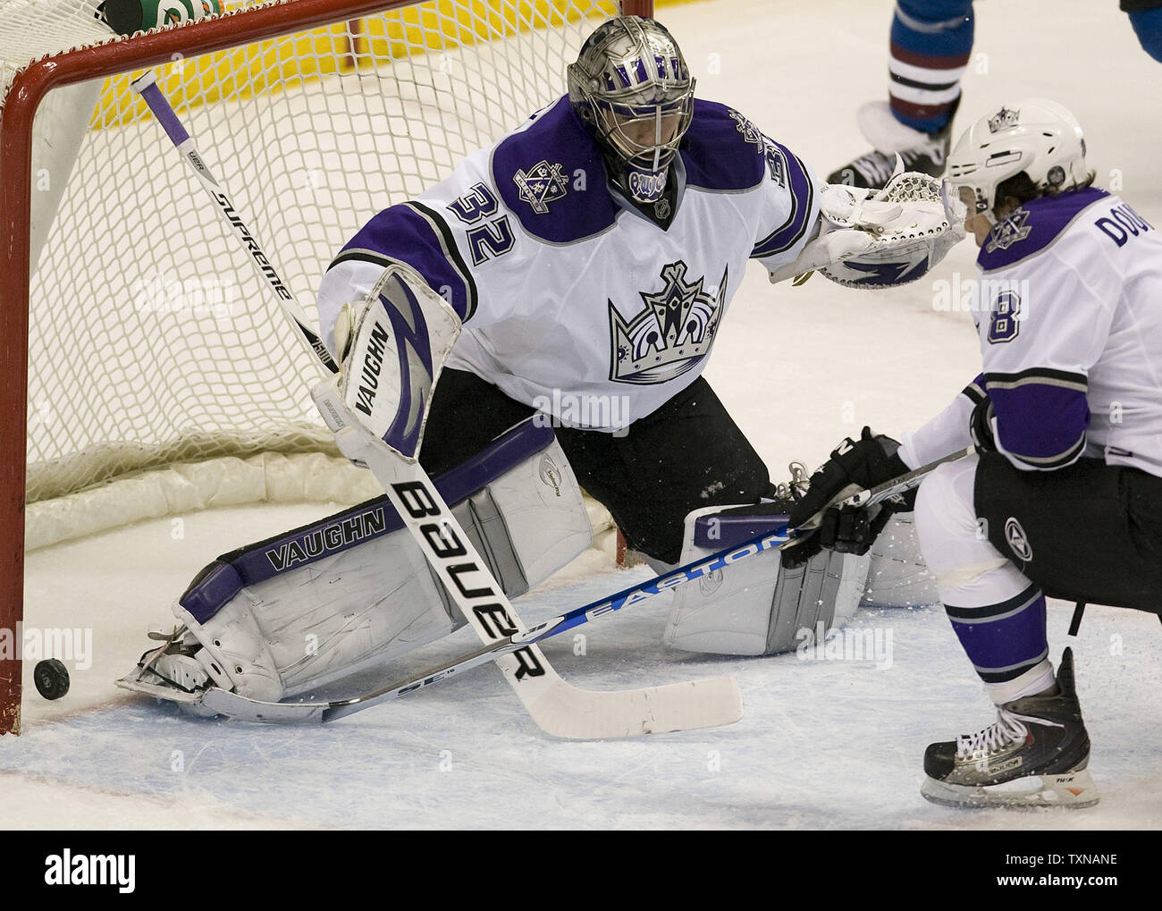 Die Colorado Avalanche Paul Stastny's Shot rieselt hinter Los Angeles Kings goalie Jonathan Quick (32) und Verteidiger Drew Doughty während der ersten Zeit bei der Pepsi Center am 24. März 2010 in Denver. Colorado, den zweiten Platz in der Northwest Division, steht in den siebten Platz in der Western Conference Stellungen nach verlieren drei gerade Spiele. UPI/Gary C. Caskey Stockfoto