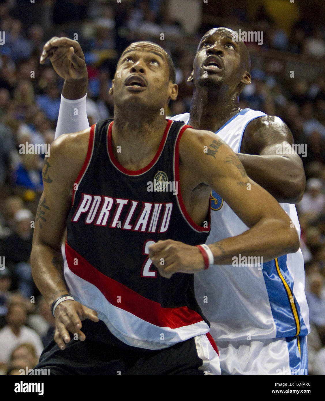 Portland Trail Blazers Marcus Camby (L) und Denver Nuggets Johan Petro drängeln für Position auf einer freien im ersten Quartal bei der Pepsi Center am 1. April 2010 in Denver werfen. Portland verloren zu den Nuggets 109-92. UPI/Gary C. Caskey Stockfoto