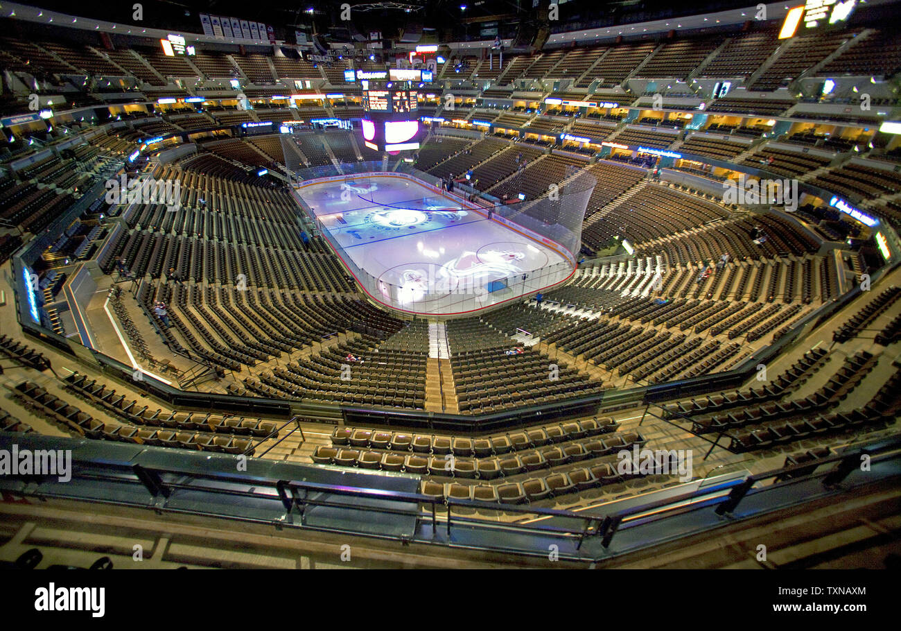 Colorado Avalanche multi media Arbeiter prüfen die Lawine Logo auf dem Eis vor dem letzten Heimspiel der regulären NHL Saison auf dem Pepsi Center in Denver am 10 April, 2010 projiziert. Die Lawine werden Spiele Host 3 und 4 während der ersten Runde der Playoffs gegen die Nummer eins gesetzte Team in der Western Conference, die San Jose Sharks. UPI Foto/Gary C. Caskey Stockfoto