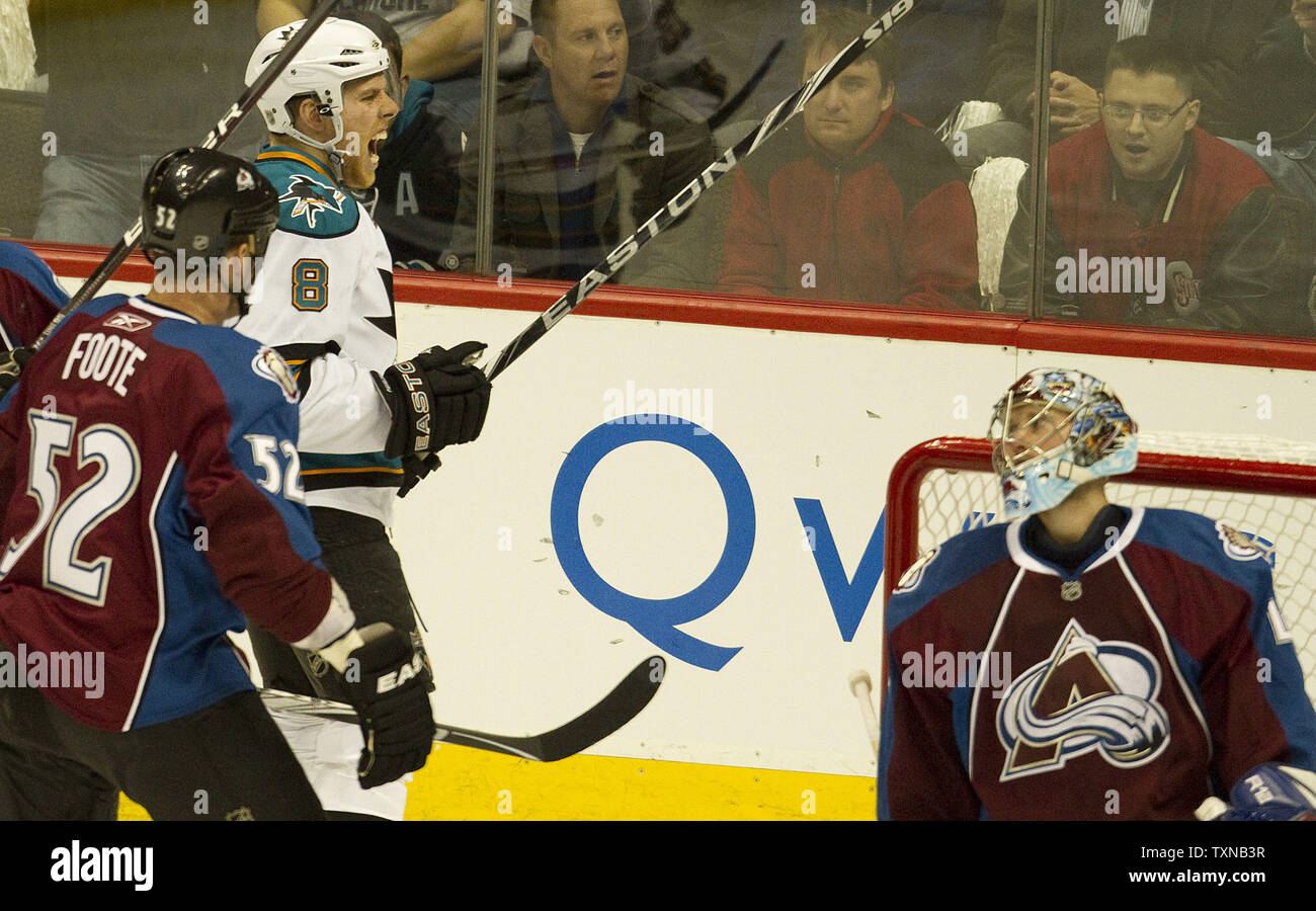 San Jose Sharks center Joe Pavelski (8) feiert zählenden gegen die Colorado Avalanche goalie Craig Anderson (R) und Abwehrspieler Adam Foote während der ersten Zeit in Spiel sechs der NHL playoffs Viertelfinale bei der Pepsi Center am 24. April 2010 in Denver. San Jose führt Colorado 3-2 in der Serie. UPI/Gary C. Caskey Stockfoto