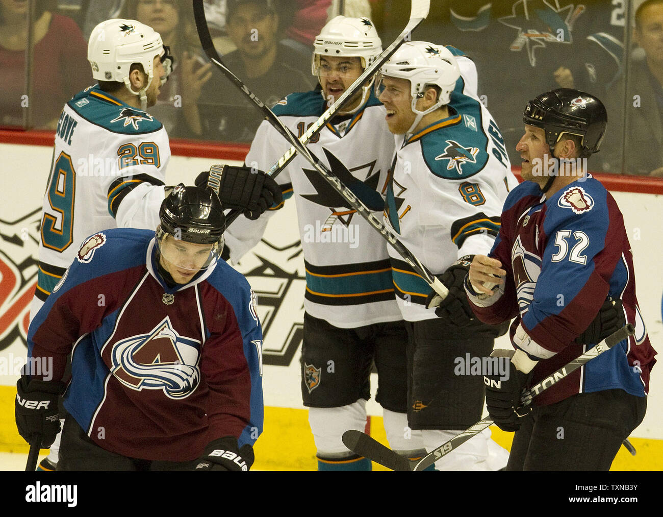 San Jose Sharks center Joe Pavelski (8) feiert mit Mannschaftskameraden Ryane Clowe (29) und Devin Setoguchi nachdem Sie gegen die Colorado Avalanche Kyle Cumiskey (vorne links) und Adam Foote(52) während der ersten Zeit in Spiel sechs der NHL playoffs Viertelfinale bei der Pepsi Center am 24. April 2010 in Denver. San Jose führt Colorado 3-2 in der Serie. UPI/Gary C. Caskey Stockfoto