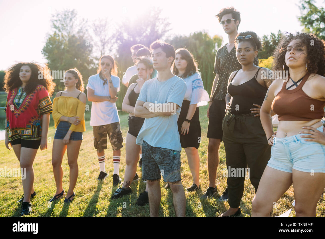 Eine Gruppe von Freunden, die unter der heißen Sonne in Park Stockfoto