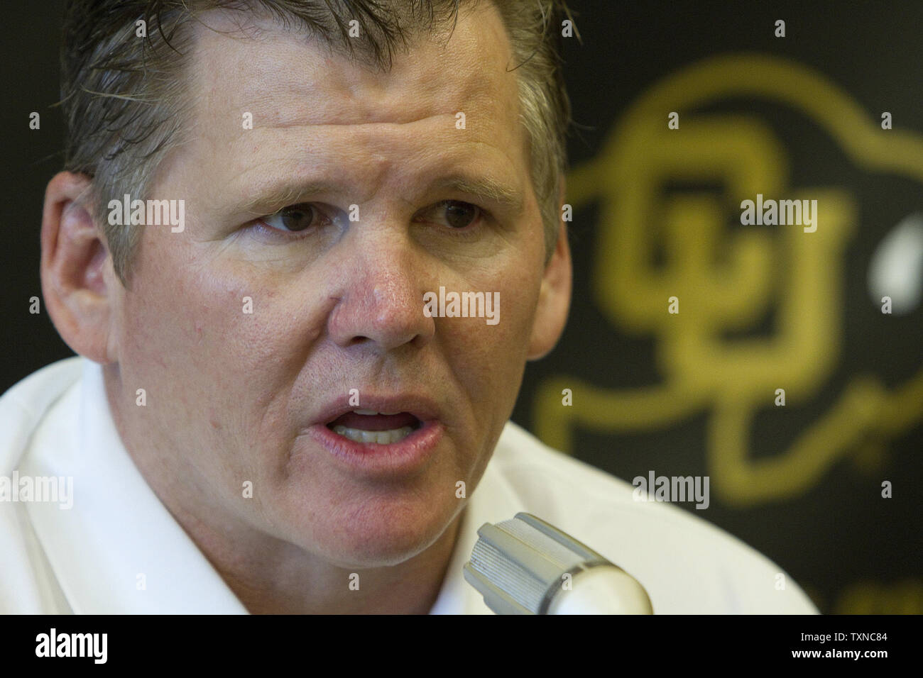 Universität von Colorado Buffaloes Kopf Fußball Trainer Dan Hawkins erwägt, eine Frage, wie er seine fünfte Saison bei der jährlichen Media Day an der Dal Bezirk Athletic Center in Boulder, Colorado, beginnt am 7. August 2010. Colorado war der erste BCS Schule seine Konferenz verlassen die grossen 12 für das Pac 10 an der Schraube. Colorado ist erwartet Pac 10 Spielen in der nächsten Saison zu beginnen. UPI/Gary C. Caskey Stockfoto