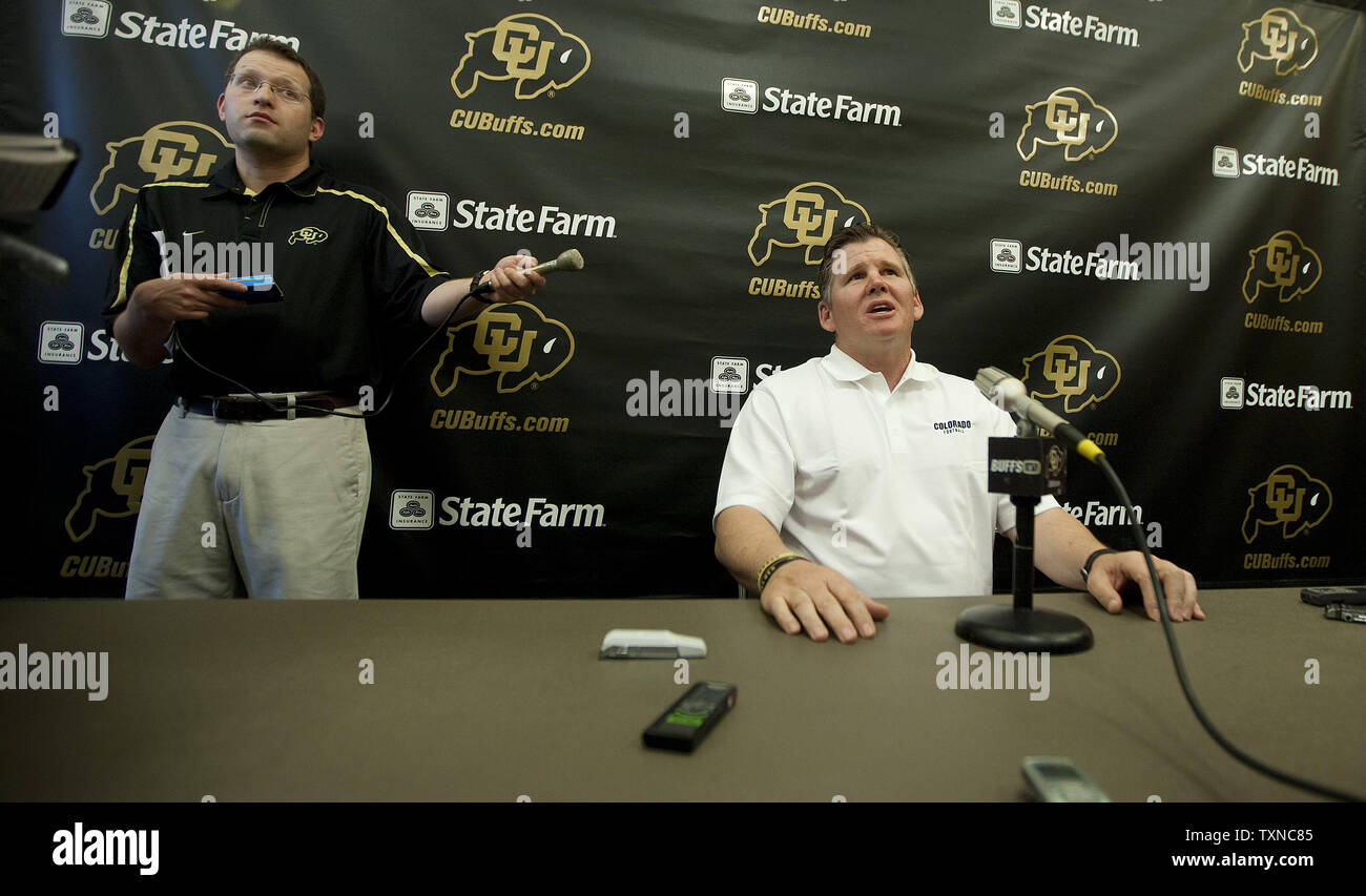Universität von Colorado Buffaloes Kopf Fußball Trainer Dan Hawkins erwägt, eine Frage, wie er seine fünfte Saison bei der jährlichen Media Day an der Dal Bezirk Athletic Center in Boulder, Colorado, beginnt am 7. August 2010. Colorado war der erste BCS Schule seine Konferenz verlassen die grossen 12 für das Pac 10 an der Schraube. Colorado ist erwartet Pac 10 Spielen in der nächsten Saison zu beginnen. UPI/Gary C. Caskey Stockfoto
