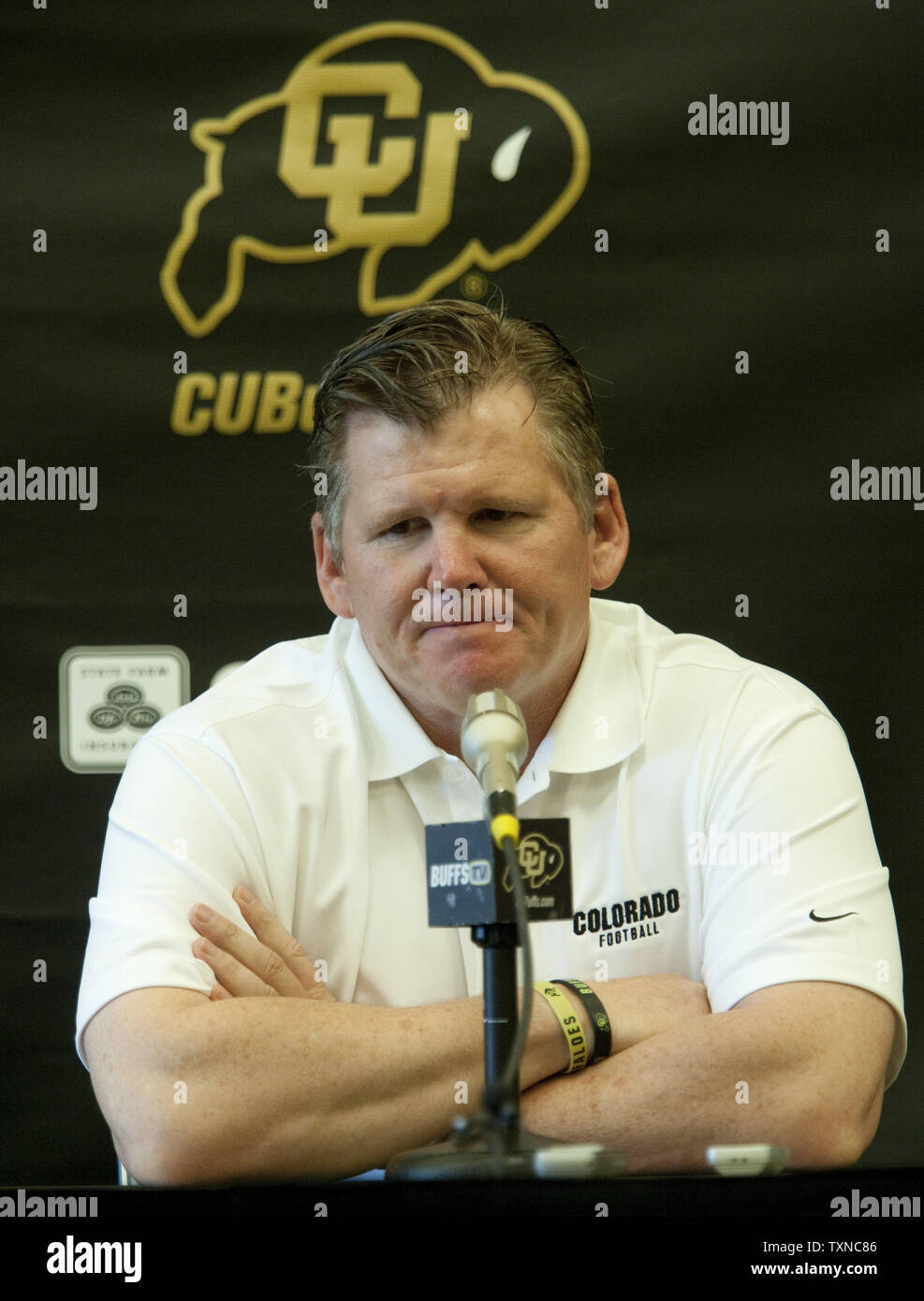 Universität von Colorado Buffaloes Kopf Fußball Trainer Dan Hawkins erwägt, eine Frage, wie er seine fünfte Saison bei der jährlichen Media Day an der Dal Bezirk Athletic Center in Boulder, Colorado, beginnt am 7. August 2010. Colorado war der erste BCS Schule seine Konferenz verlassen die grossen 12 für das Pac 10 an der Schraube. Colorado ist erwartet Pac 10 Spielen in der nächsten Saison zu beginnen. UPI/Gary C. Caskey Stockfoto