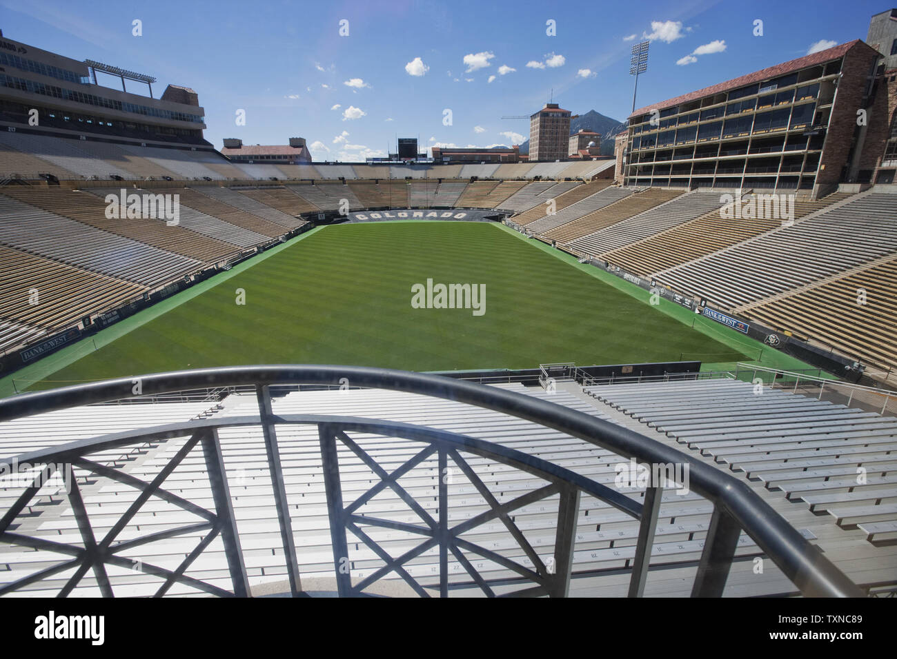 Folsom Feld mit einer Kapazität von 53, 613 ist das Feld für den Colorado Buffaloes in Boulder, Colorado, am 7. August 2010. Colorado ist voraussichtlich die letzte grosse Konferenz 12 Zeitplan vor Beginn der spielen in der Pac 10 nächstes Jahr zu spielen. UPI/Gary C. Caskey Stockfoto