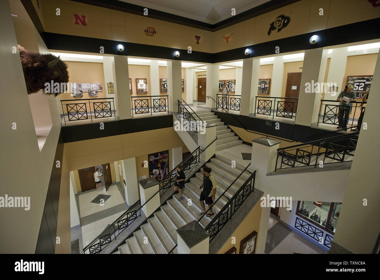 Colorado Buffaloes Athleten gehen Sie die Treppe an der Dal Bezirk Athletic Center in Boulder, Colorado, am 7. August 2010. Die Dal Bezirk Mitte liegt am nördlichen Ende der Folsom Field entfernt. Colorado geht in die 121ste Saison, vielleicht die letzte in den grossen 12 Bevor offiziell Anfang spielen in der Pac 10. UPI/Gary C. Caskey Stockfoto