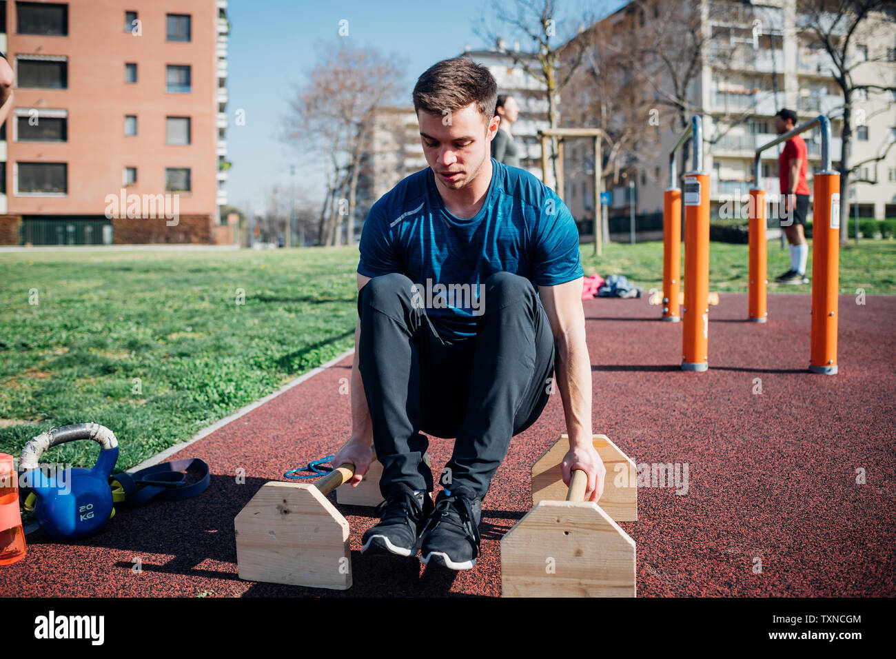 Calisthenics im Fitnessbereich im Freien, jungen Mann zu tun Push-ups Stockfoto