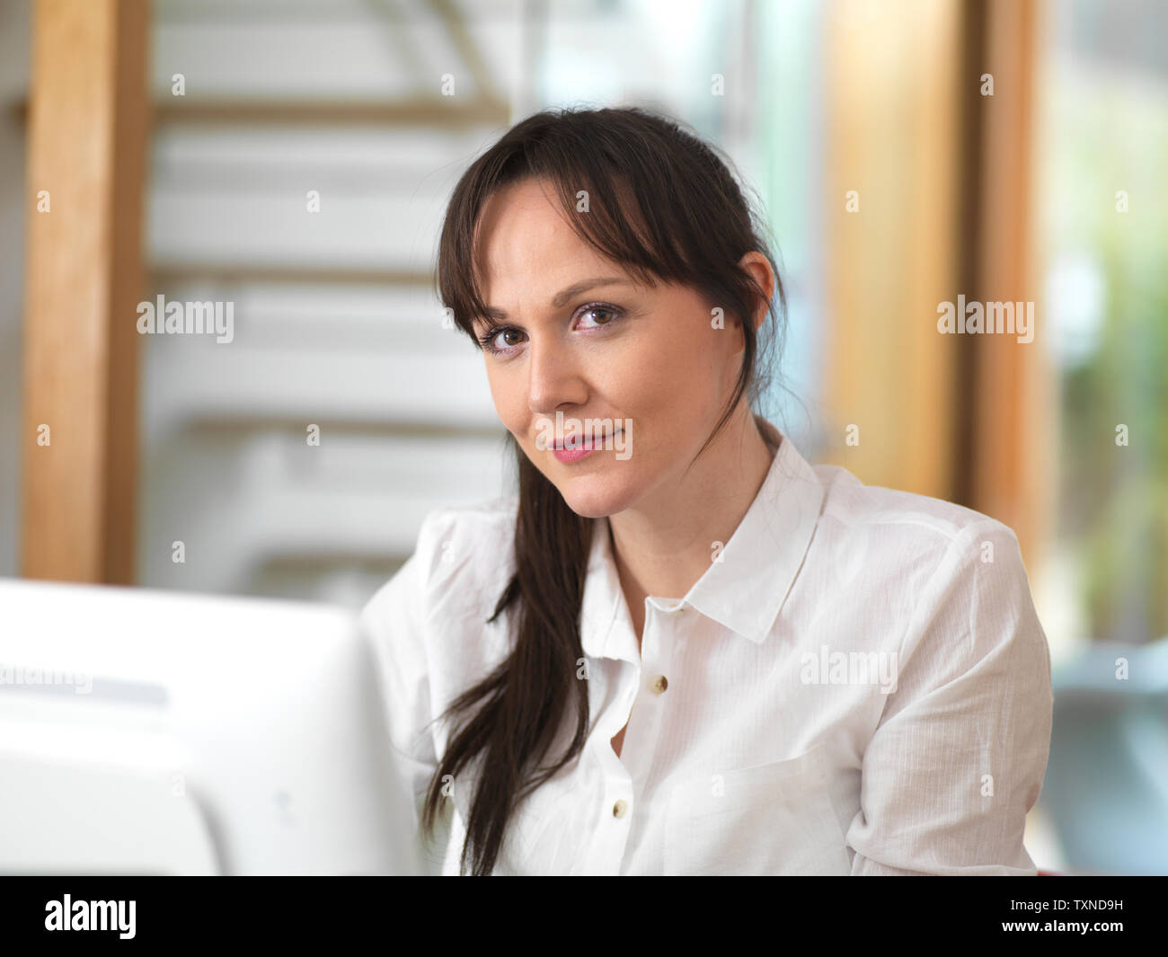 Frau sich einen Moment Zeit nehmen und ein Denken in Ihren Arbeitstag im Büro Stockfoto