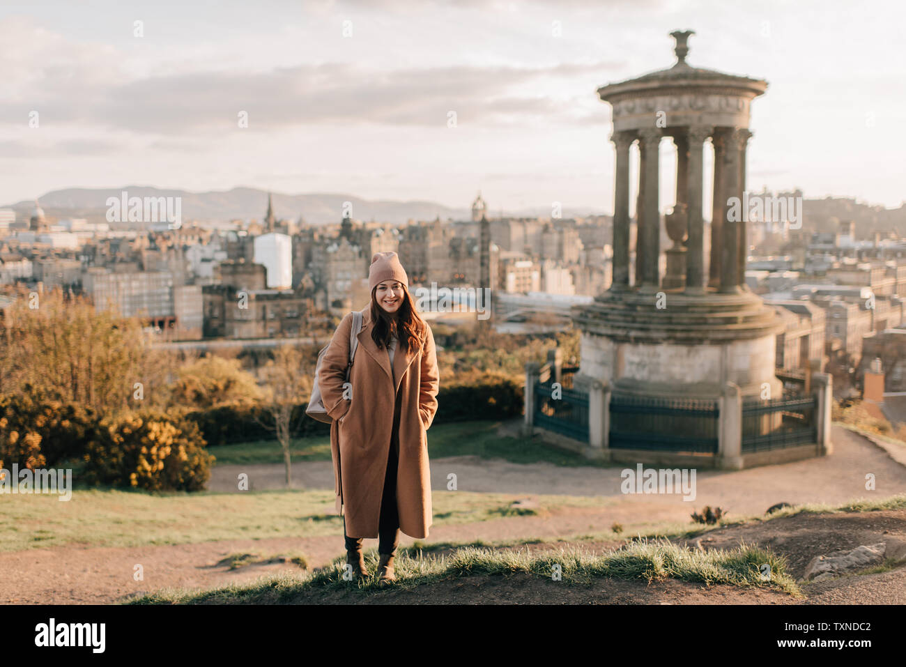 Portrait von einer Frau in der Nähe von Historic Monument, Calton Hill, Edinburgh, Schottland Stockfoto