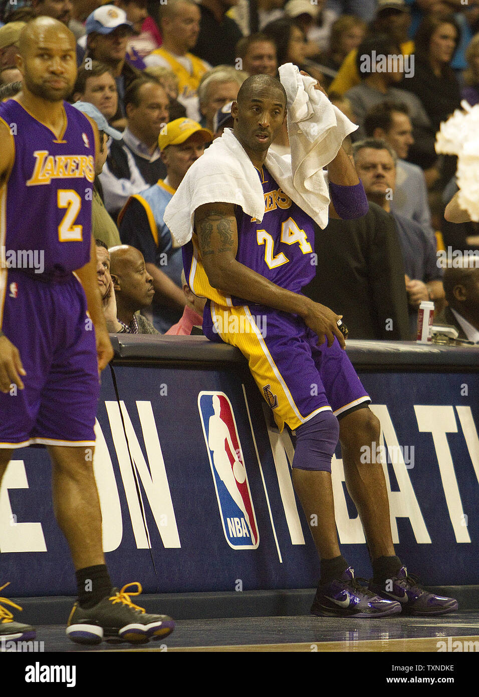 Los Angeles Lakers guard Kobe Bryant Bettwäsche aus wie die Denver Nuggets  eine Leitung spät im vierten Quartal bei der Pepsi Center in Denver am 11.  November 2010 statt. Die Lakers, die