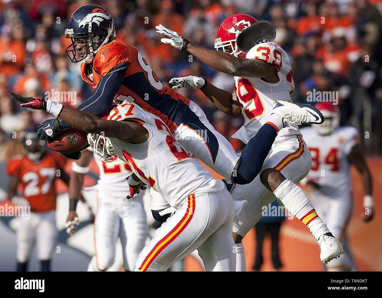 Denver Broncos wide receiver Brandon Lloyd (L) Fänge ein 37-Yard-Pass gegen die Kansas City Chiefs Donald Washington und Brandon Carr (39) im ersten Quartal bei Invesco Field at Mile High in Denver am 14. November 2010. Die Leiter führen die AFC West Division. UPI/Gary C. Caskey Stockfoto