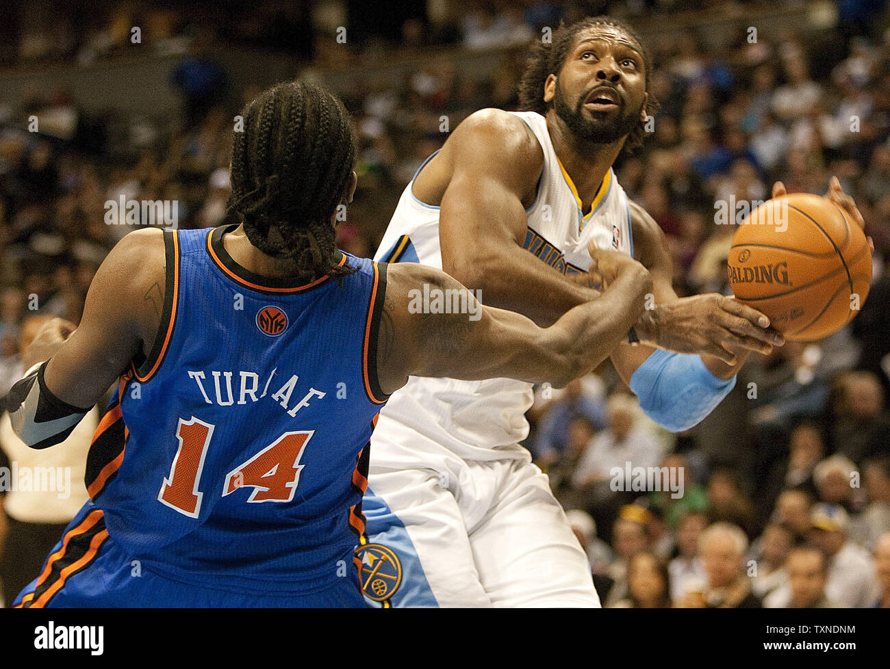 Denver Nuggets Zentrum Nene (R) Schalen über New York Knicks freuen Ronny Turiaf an den Korb im ersten Quartal fahren im Pepsi Center in Denver am 16. November 2010. UPI/Gary C. Caskey Stockfoto