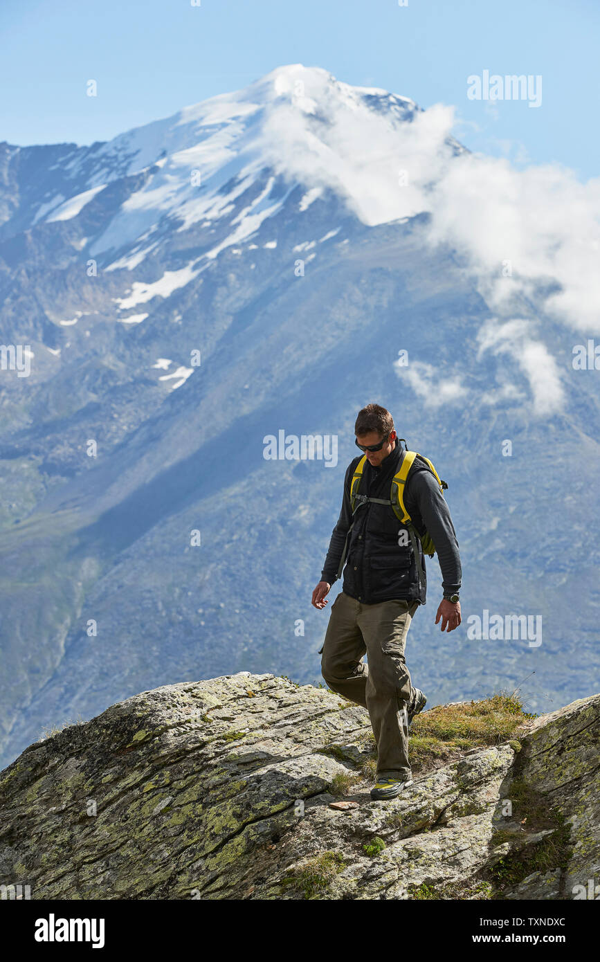 Wanderer genießen Spaziergang, Saas-Fee, Wallis, Schweiz Stockfoto