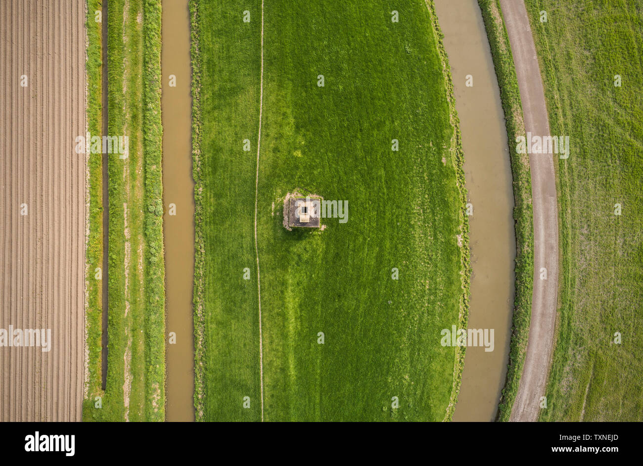 Graben, Deich, gepflügte Feld und Weide, Ansicht von oben, Maasdijk-Heenweg, Zuid-Holland, Niederlande Stockfoto