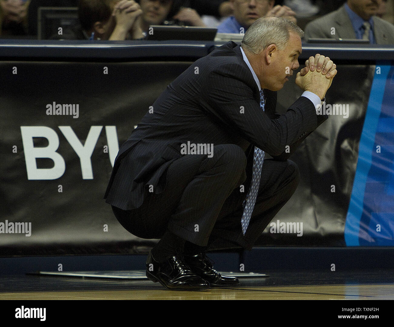 Brigham Young Head Coach Dave Rose Uhren sein Team spielen gegen den Wofford Terrier während der zweiten Hälfte der Südosten regionale zweite runde Spiel in Denver am 17. März 2011. UPI/Gary C. Caskey Stockfoto
