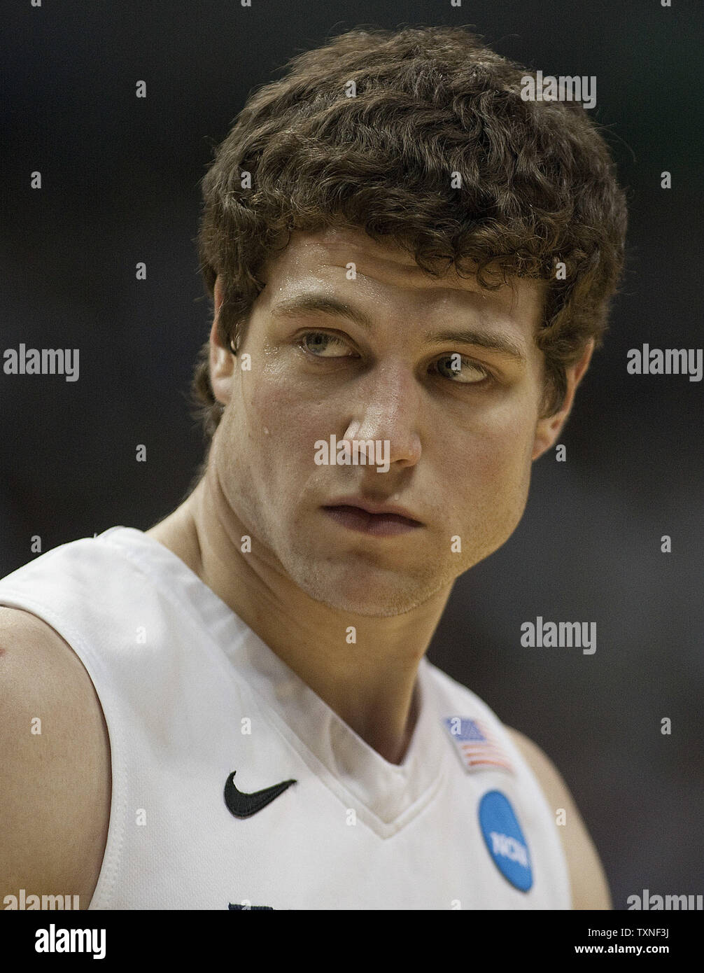 Brigham Young Guard Jimmer Fredette wartet, bis der Pass nach einem Timeout gegen den Gonzaga Bulldogs während der ersten Hälfte des NCAA Southeast dritte Runde regionale bei der Pepsi Center in Denver am 19. März 2011. UPI/Gary C. Caskey Stockfoto