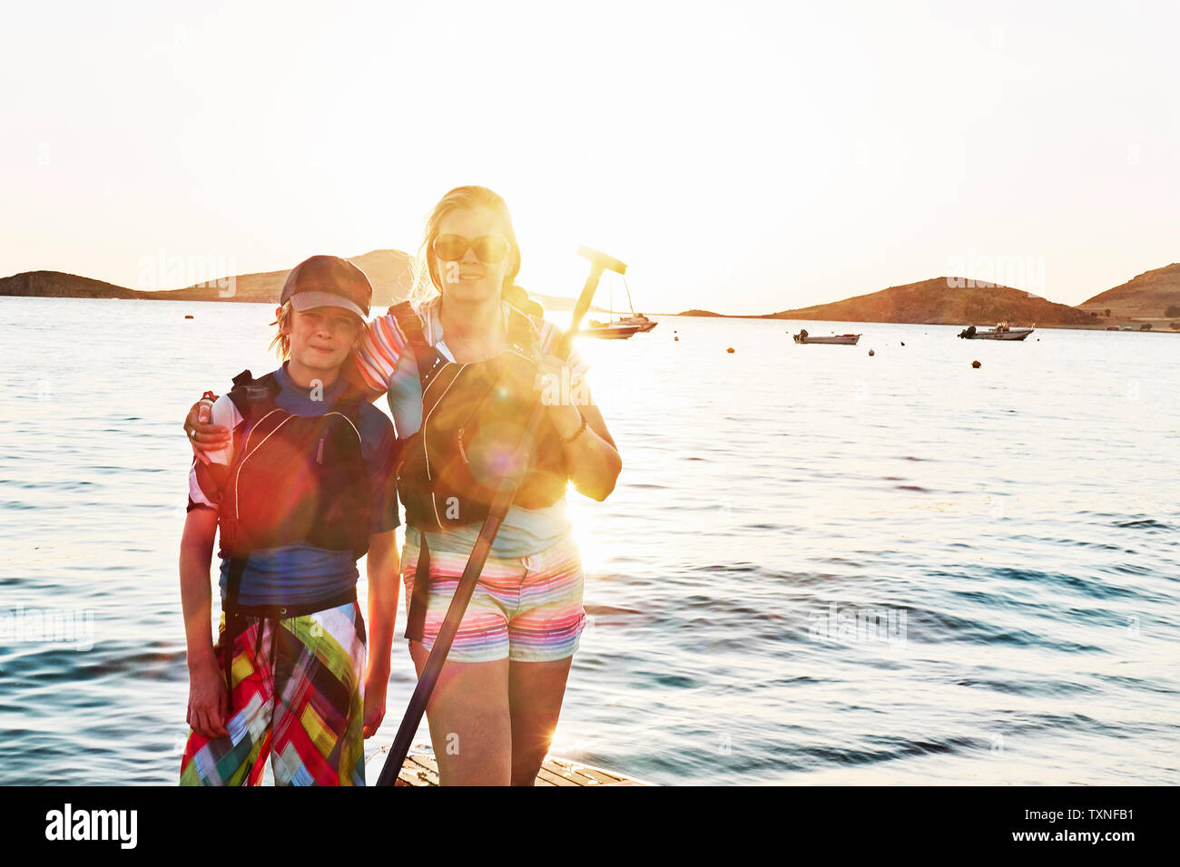 Mutter und Sohn standup paddleboarders auf See, Porträt, Limnos, Chios, Griechenland Stockfoto