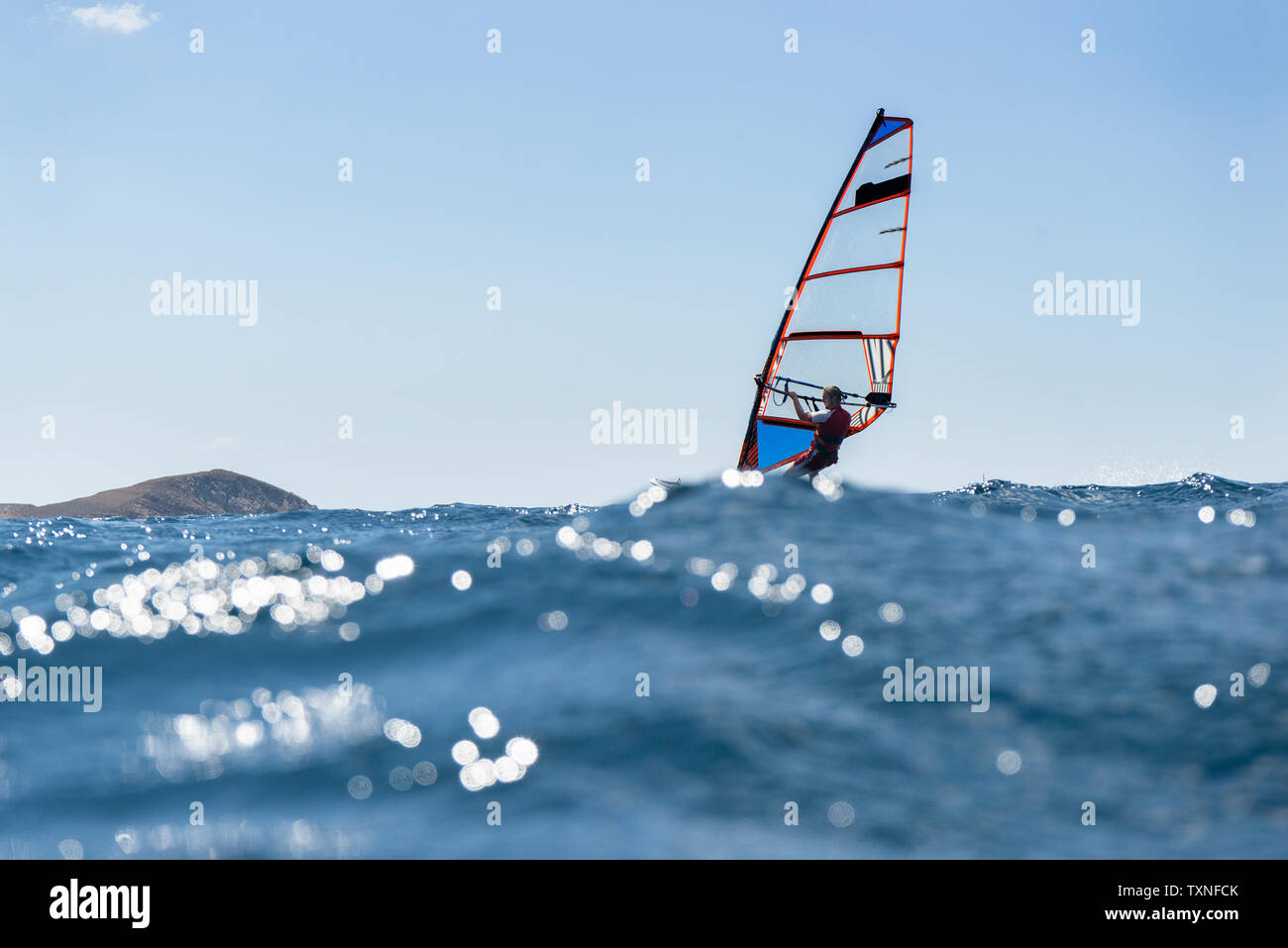 Junger Mann windsurfen Ocean Waves, Oberfläche, Limnos, Chios, Griechenland Stockfoto