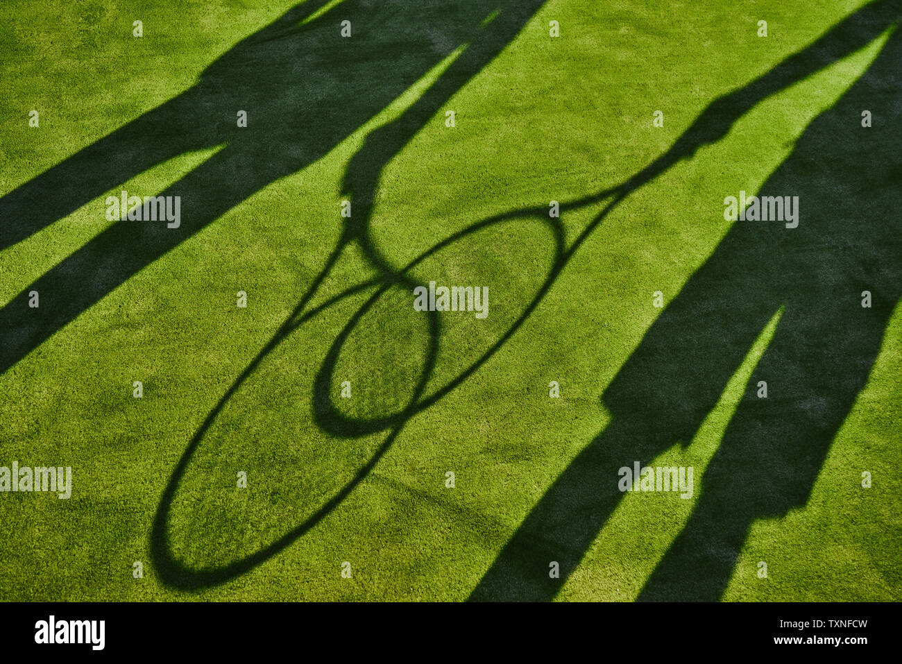 7/8 Schatten von zwei Tennis Spieler mit Tennisschläger auf grünen Rasen Stockfoto