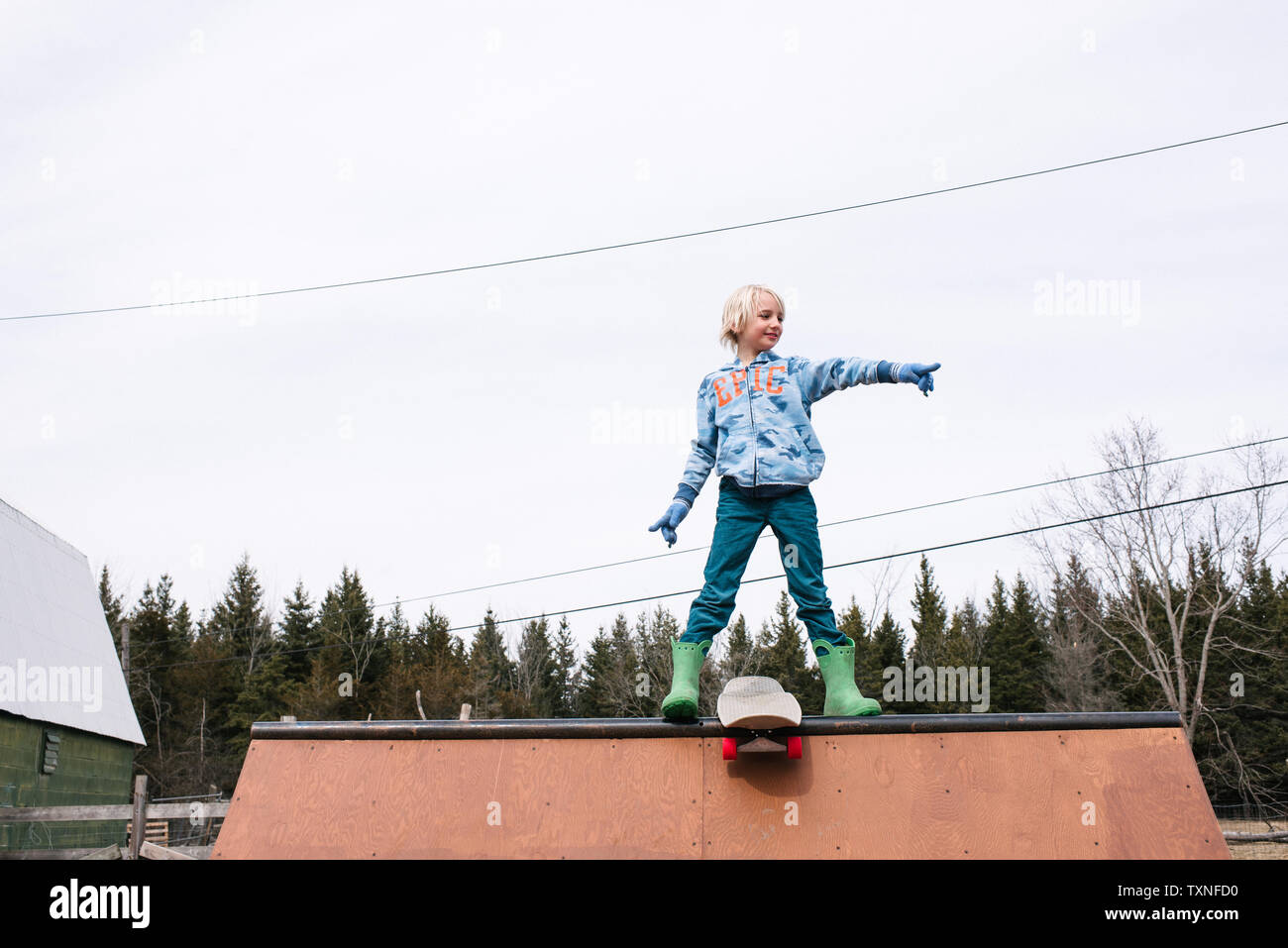 Junge auf dem Skateboard Rampe zeigen Stockfoto