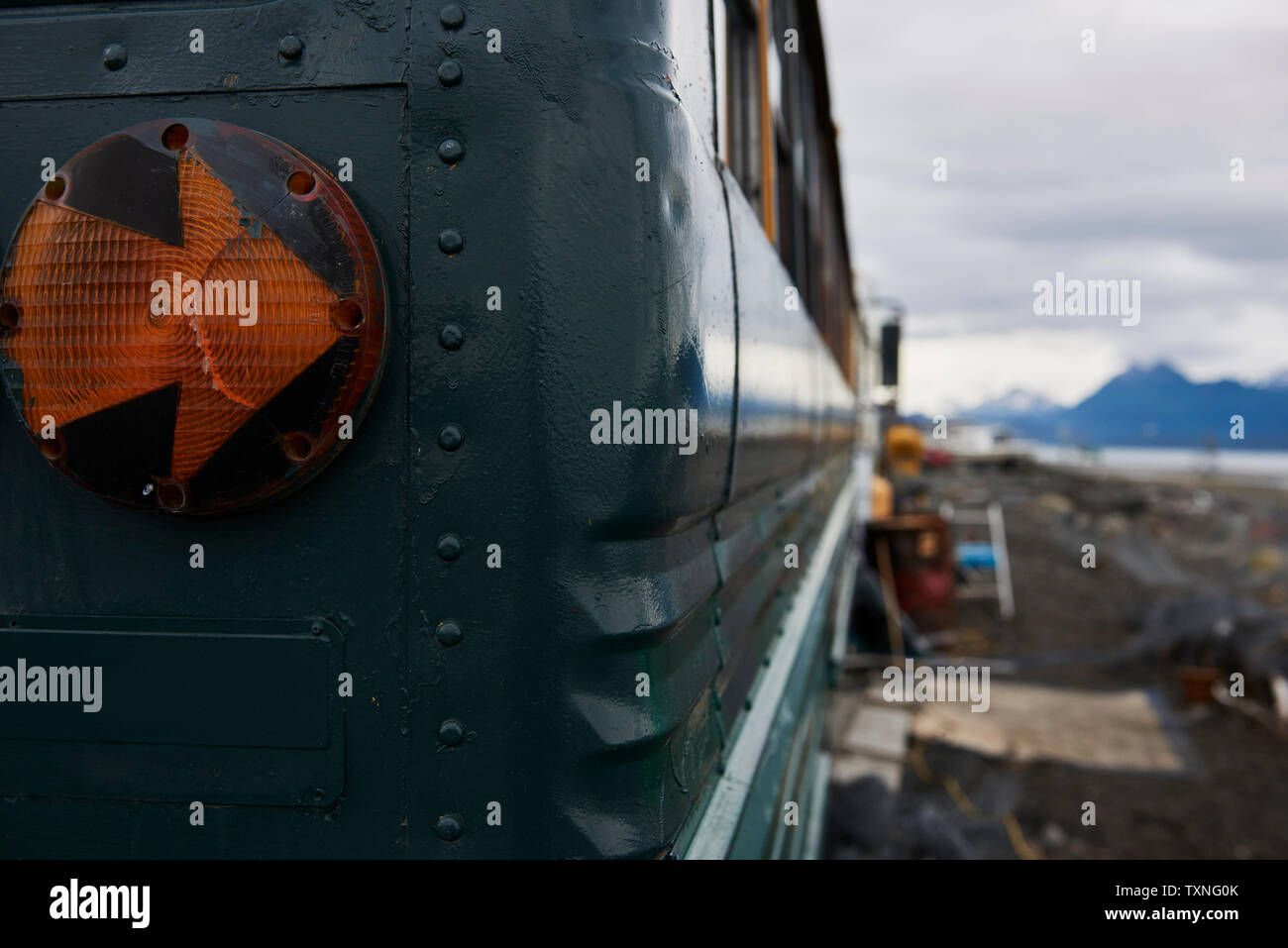 Mobilheim-Bus von Strand geparkt, Homer, Alaska, United States Stockfoto