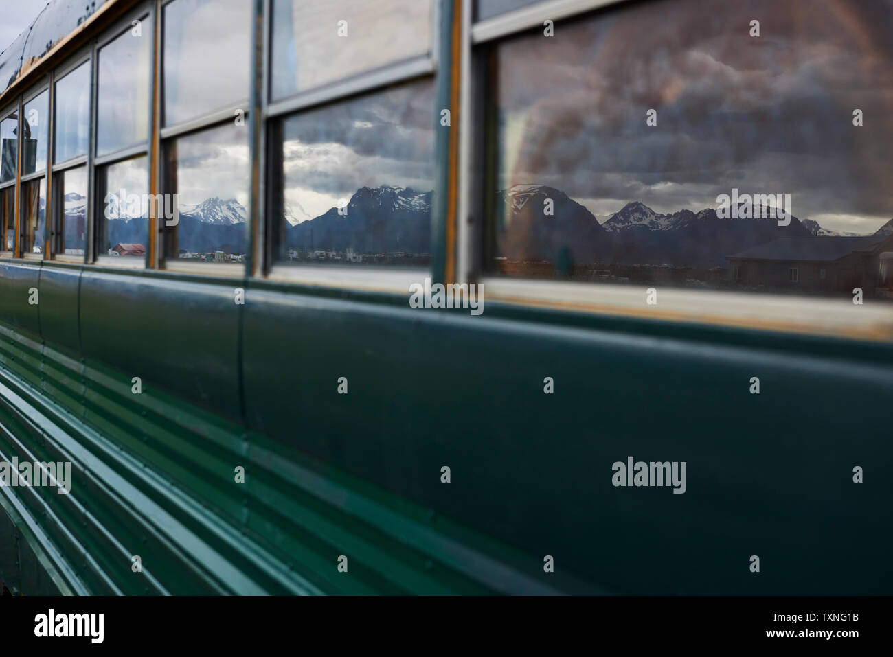 Reflexion von Bergketten auf Windows Mobile home Bus, Homer, Alaska, United States Stockfoto