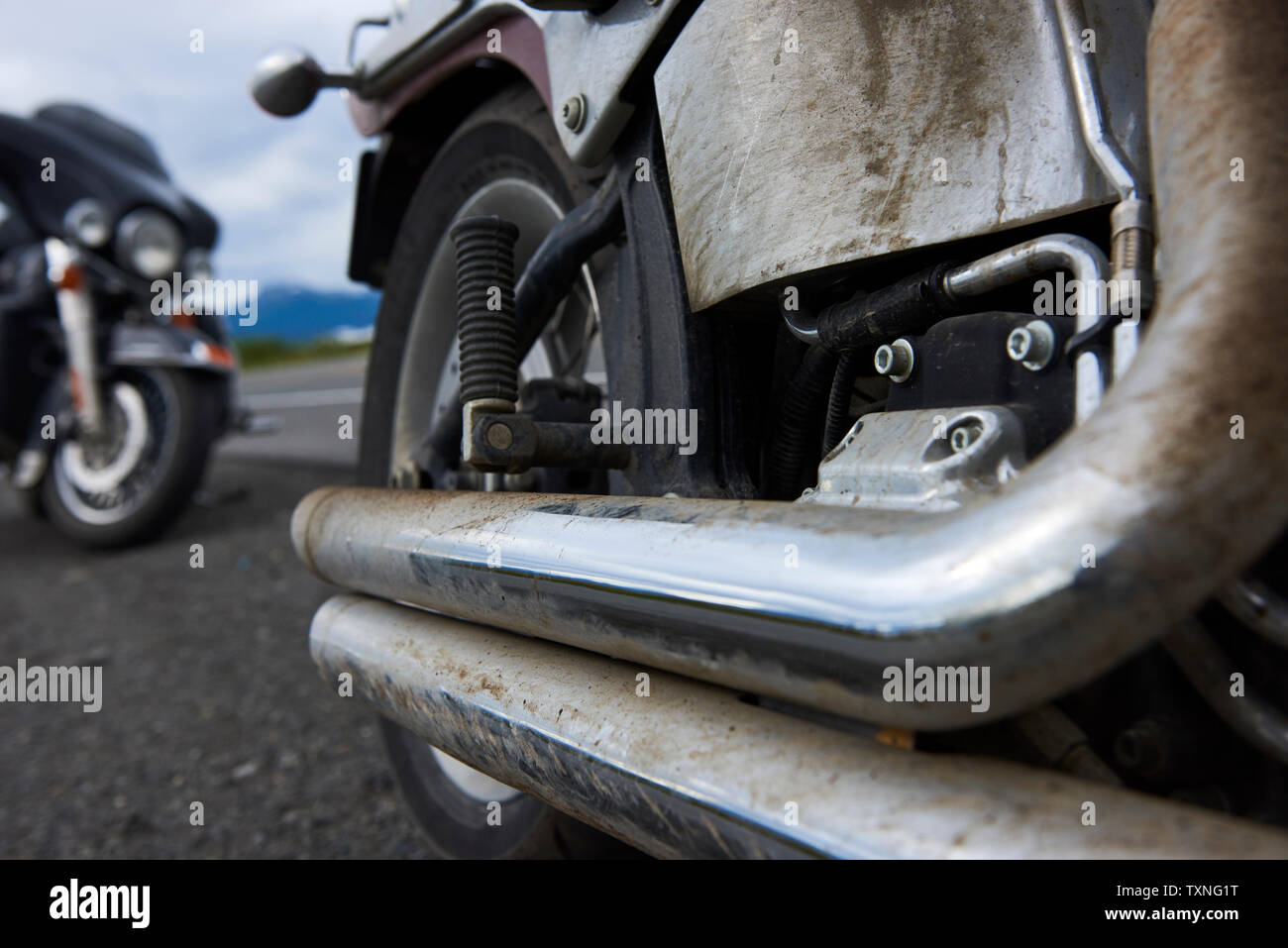 Auspuffrohre von Motorrädern in Schmutz bedeckt Stockfoto