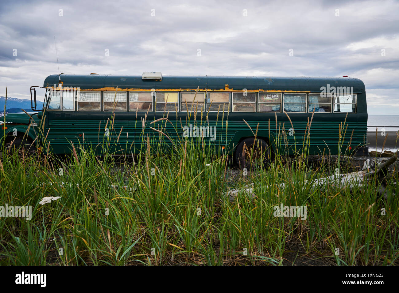 Mobilheim-Bus von Strand geparkt, Homer, Alaska, United States Stockfoto