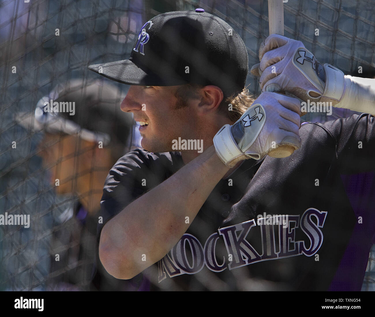 Colorado Rockies linken Feldspieler Charlie Blackmon nimmt schlagende Praxis mit teamkollege Carlos Gonzalez warten seine biegen Sie an Coors Field in Denver am 15. Juni 2011. UPI/Gary C. Caskey Stockfoto