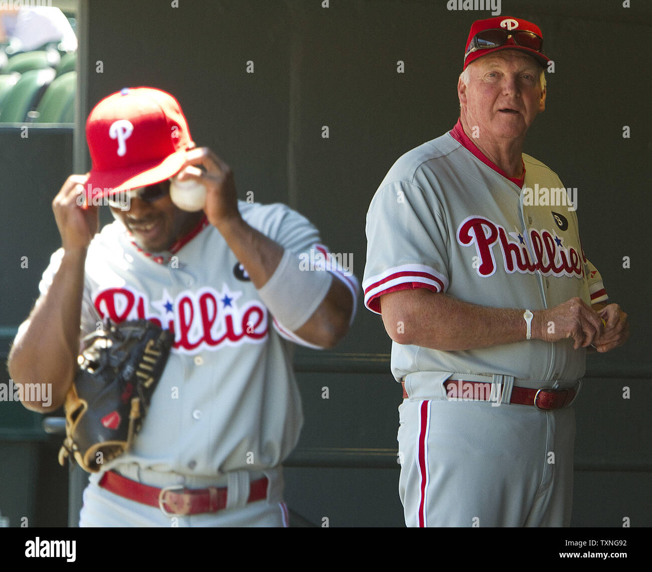 Philadelphia Phillies Manager Charlie Manuel (R) spricht zu seinem shortstop Jimmy Rollins bei Coors Field in Denver am 3. August 2011. Die Phillies haben die beste Aufzeichnung in Baseball bei 70-39 und der NL East Division führen. UPI/Gary C. Caskey Stockfoto