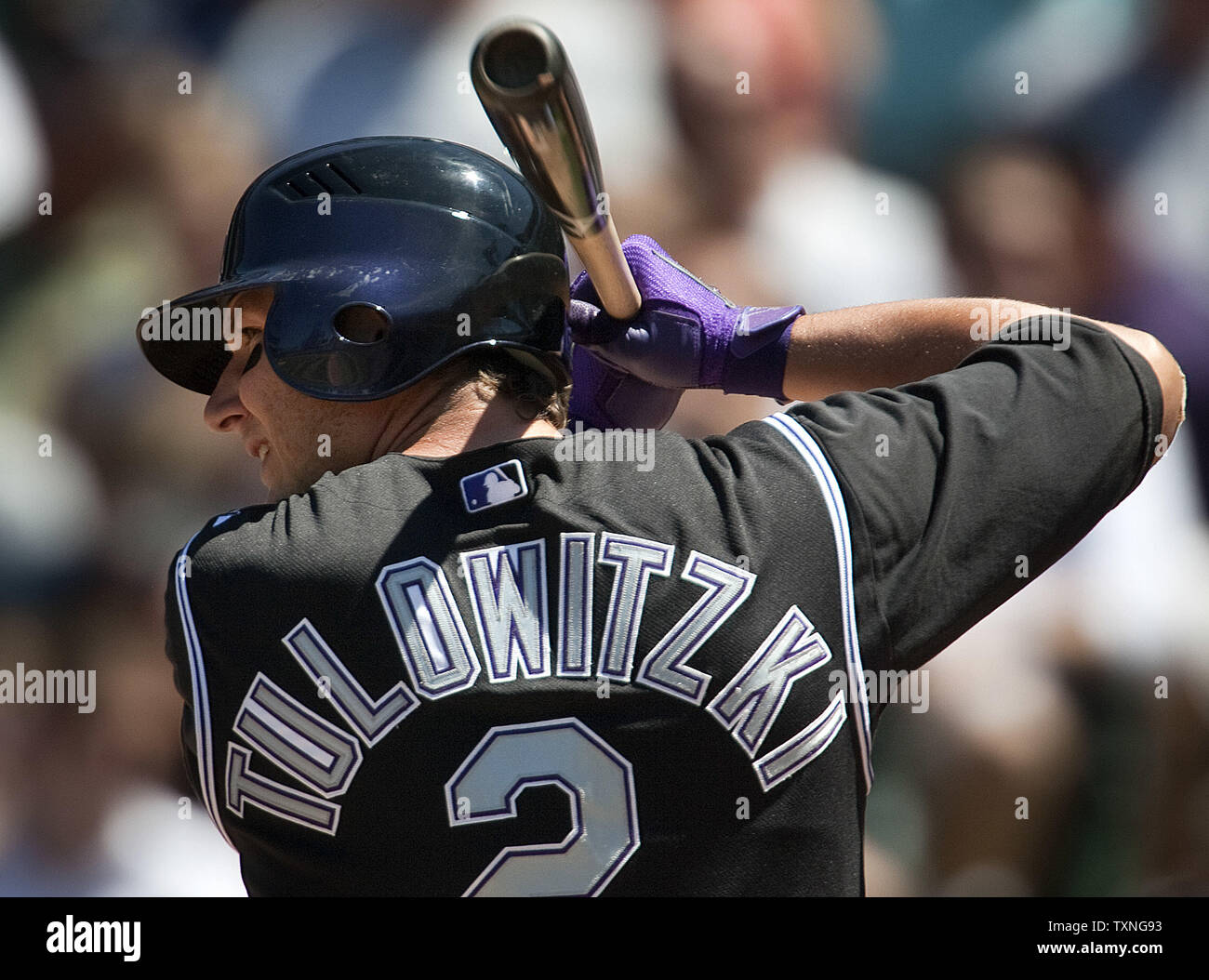 Colorado Rockies shortstop Troy Tulowitzki Hiebe gegen die Philadelphia Phillies bei Coors Field in Denver am 3. August 2011. Die Phillies haben die beste Aufzeichnung in Baseball bei 70-39 und der NL East Division führen. UPI/Gary C. Caskey Stockfoto