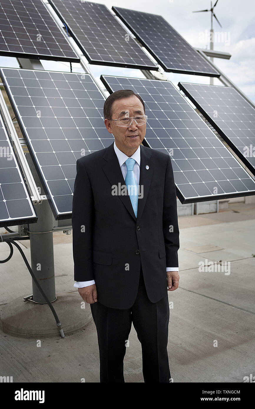 UN-Generalsekretär Ban Ki-moon steht für ein Bild vor einem solar panel Display mit einer Windkraftanlage in der Ferne, während auf einem Besuch im National Renewable Energy Lab (NREL) am 24. August 2011 in Golden, Colorado, UPI/Gary C. Caskey Stockfoto