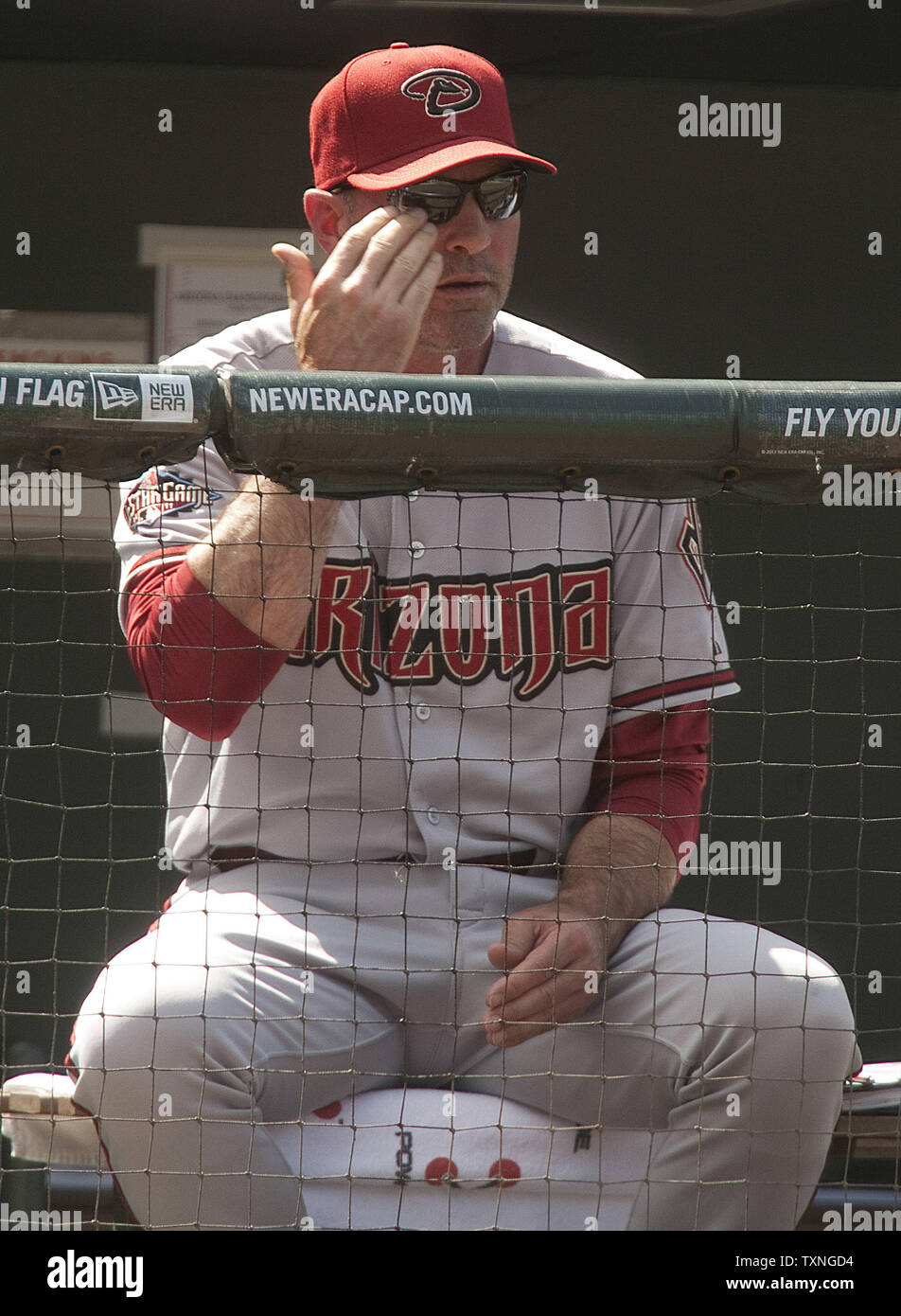 Arizona Diamondbacks manager Kirk Gibson gibt Zeichen gegen die Colorado Rockies at Coors Field am 5. September 2011 in Denver. Die National League West Division leaders Arizona ihre Marge gegen Colorado zu erweitern. UPI/Gary C. Caskey Stockfoto