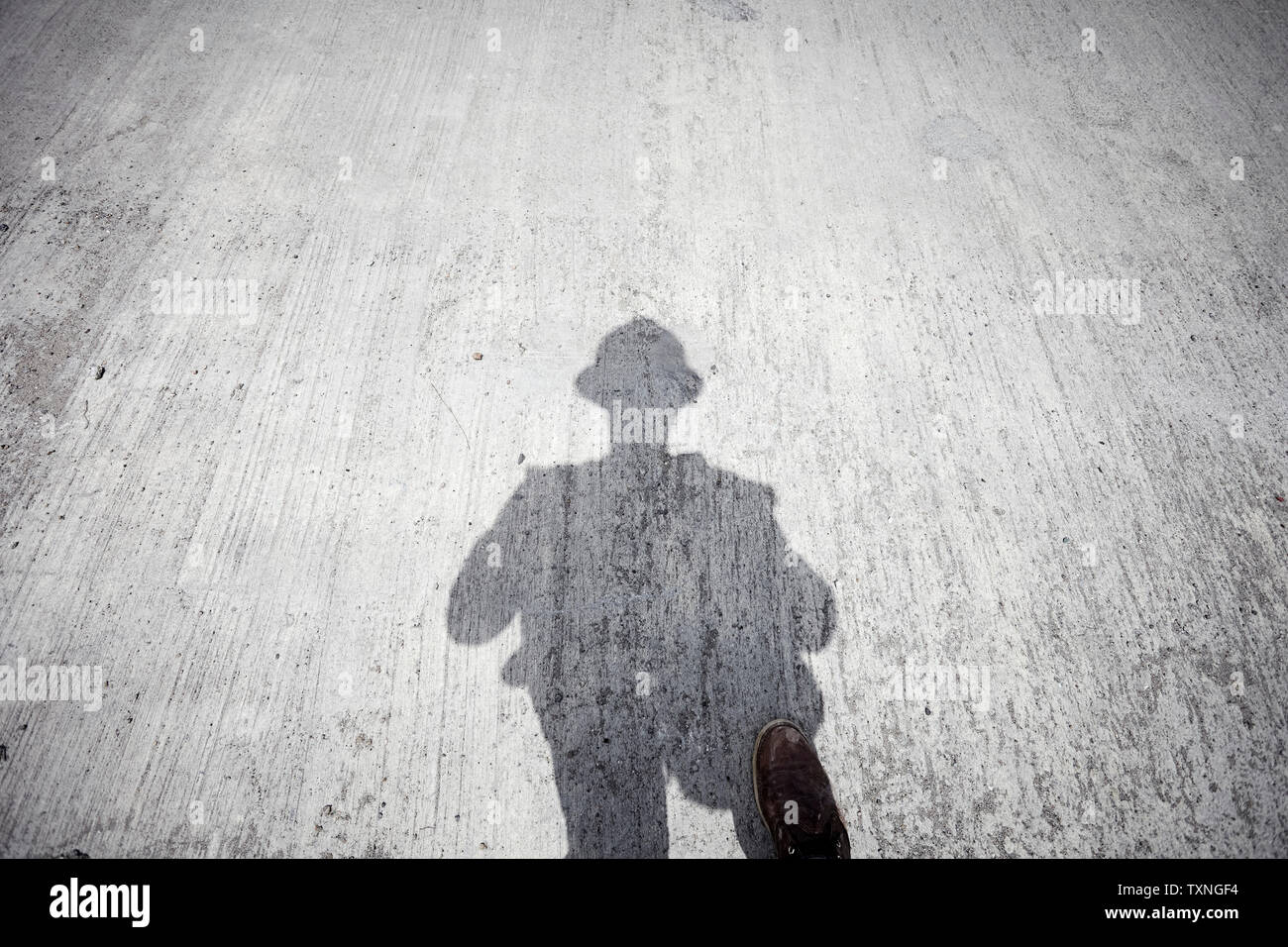 Die Bauarbeiter Schatten auf grauen Betonplatte, persönliche Perspektive Stockfoto