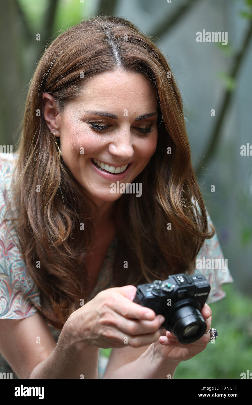 Die Herzogin von Cambridge während eines Besuchs in einem Royal Photographic Society Workshop mit Aktion für Kinder, die Fotografie verwendet, um junge Menschen Vertrauen und Self-expression entwickeln, am Warren's Park Kinder Center, Kingston upon Thames. Stockfoto