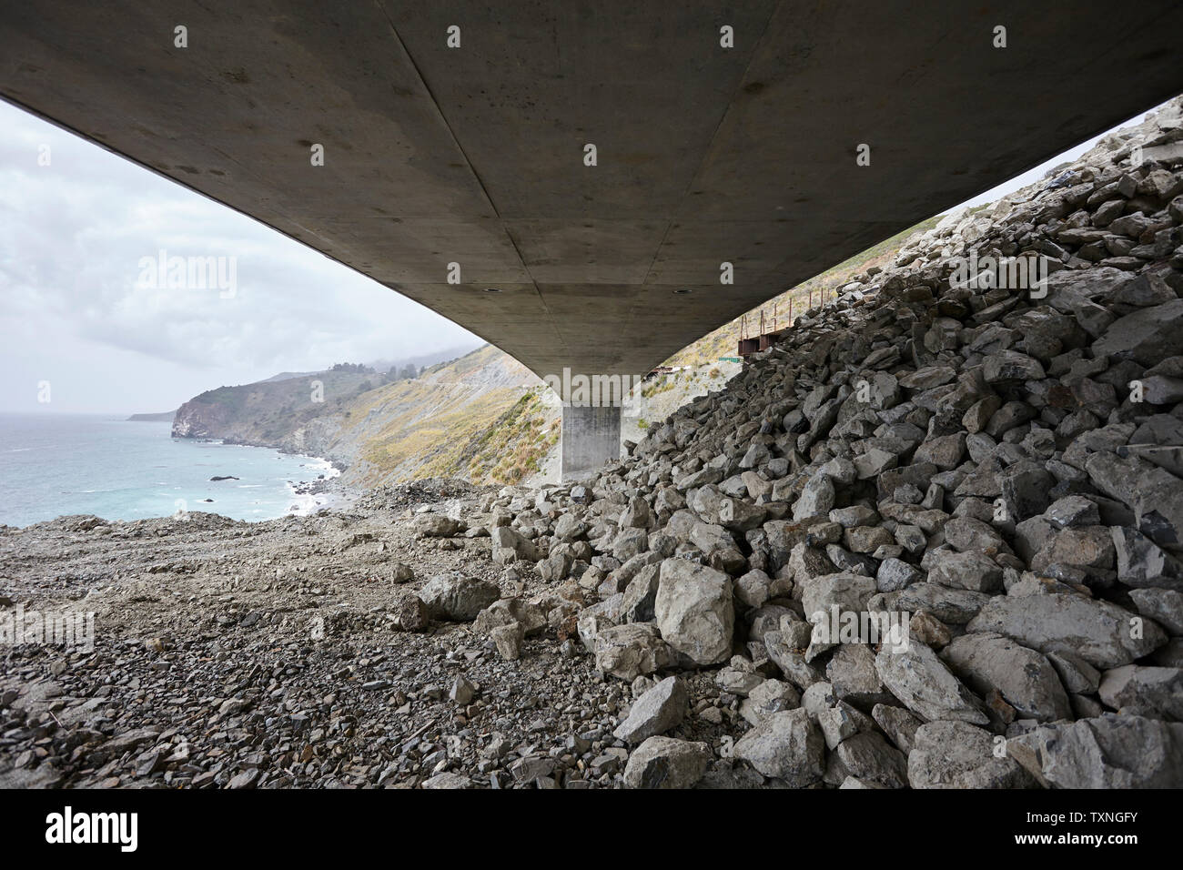 Landschaft mit Beton Landstraße 1 Flyover entlang der Küste, gesehen unter, Big Sur, Kalifornien, USA Stockfoto