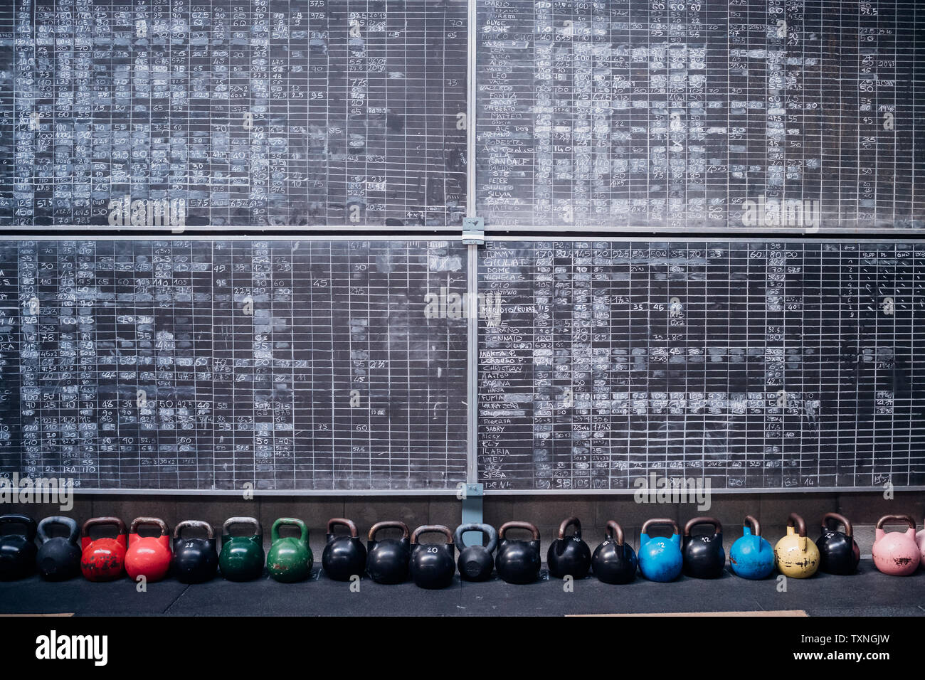 Anzeigetafeln und Kettlebells in der Turnhalle Stockfoto